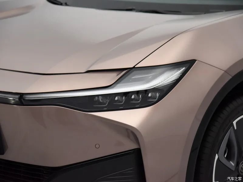 具体涉及便于散热及防尘的电机下端盖