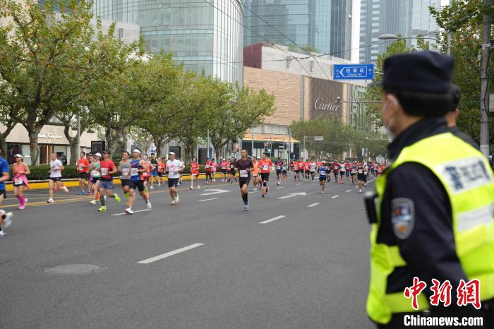 2022上海马拉松开跑:在城市肌理中展开的赛事,