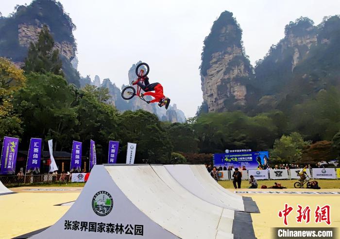 60名中俄小轮车手在张家界