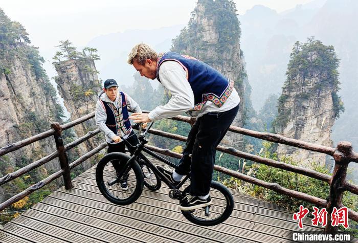 60名中俄小轮车手在张家界黄石寨峰林对决开启速