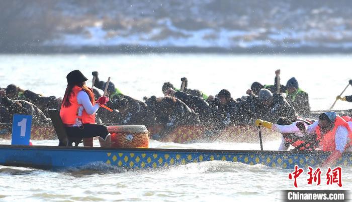 中外龙舟劲旅在松花江竞渡，吉林国际冬季龙舟