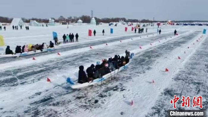 兴凯湖首届冰龙舟比赛开赛 冰面上划龙舟迎龙年