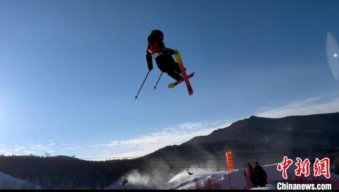 广西在十四冬单板滑雪公开组女子大跳台夺冠，