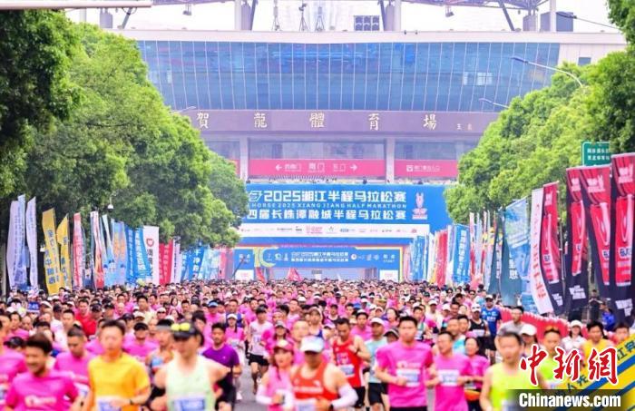 15000跑者共赴湘江半程马拉松 全程融入湖湘文化