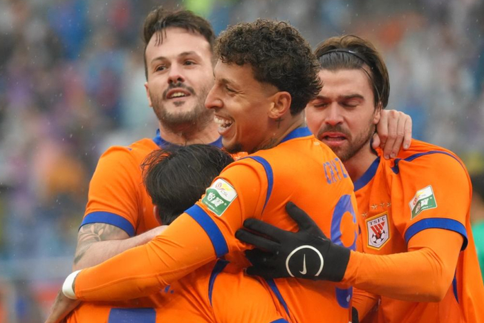 山东泰山2-1逆转国安两连胜领跑，浙江队1-1逼平