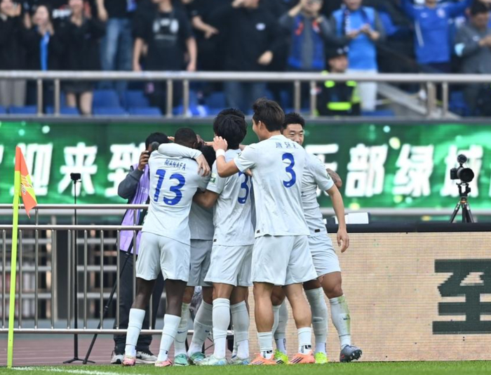山东泰山2-1逆转国安两连胜领跑，浙江队1-1逼平