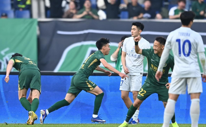 山东泰山2-1逆转国安两连胜领跑，浙江队1-1逼平