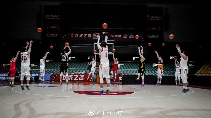 丁彦雨航退役首日晨光中告别篮球场