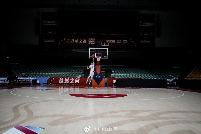 丁彦雨航退役首日晨光中告别篮球场