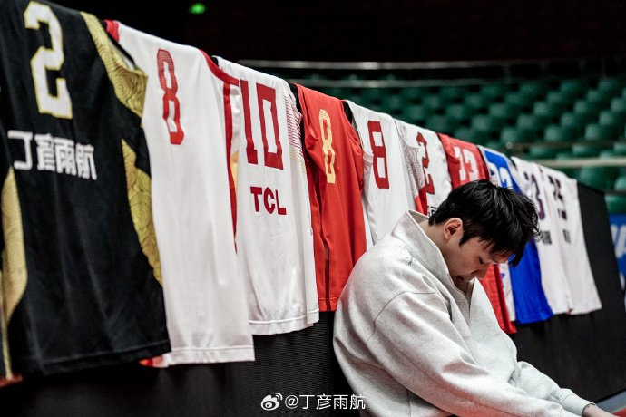 丁彦雨航退役首日晨光中告别篮球场