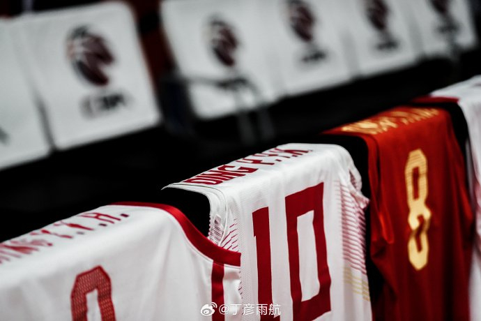 丁彦雨航退役首日晨光中告别篮球场