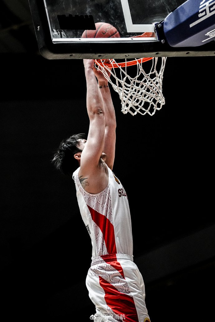 丁彦雨航退役首日晨光中告别篮球场