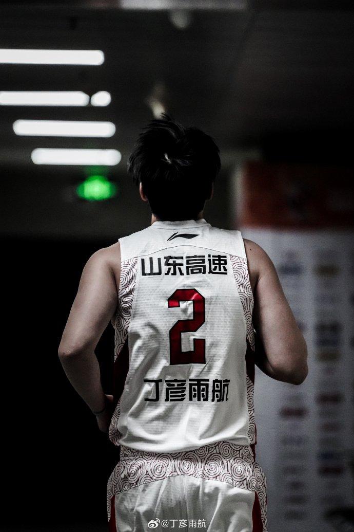 丁彦雨航退役首日晨光中告别篮球场