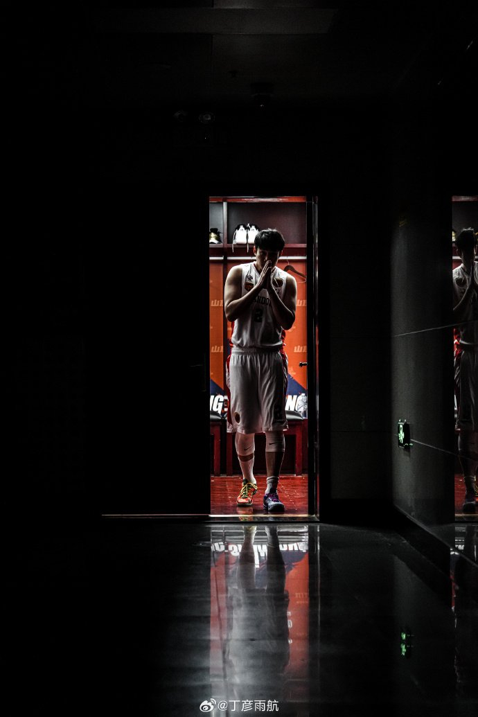 丁彦雨航退役首日晨光中告别篮球场