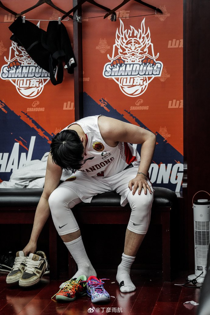 丁彦雨航退役首日晨光中告别篮球场