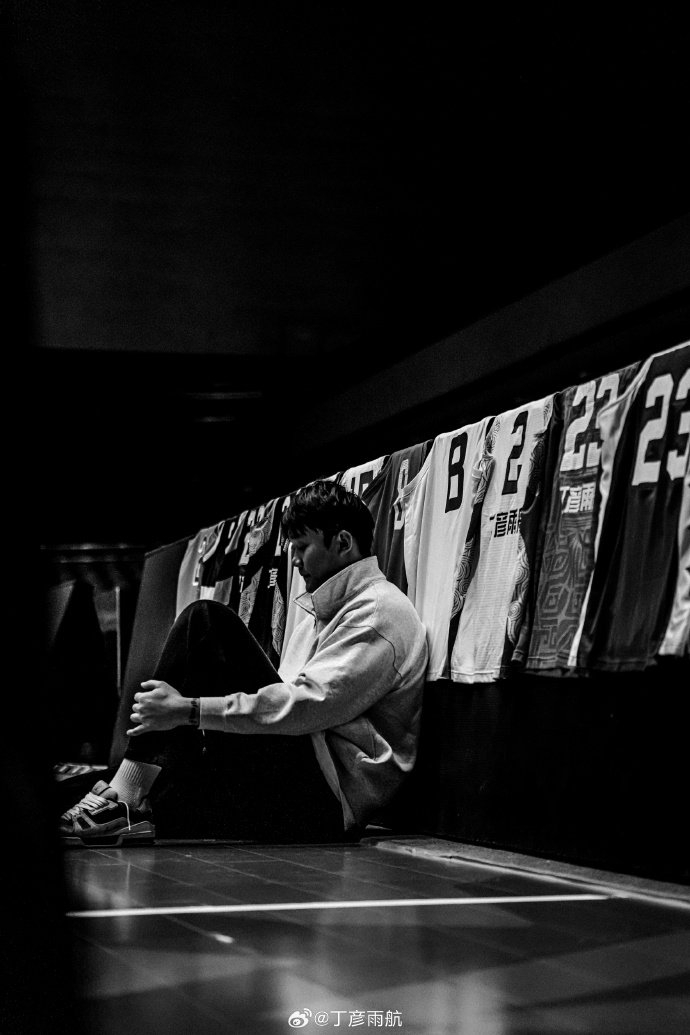 丁彦雨航退役首日晨光中告别篮球场