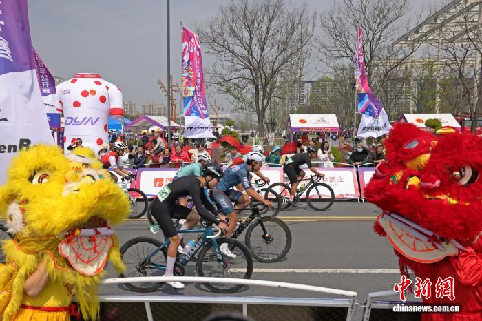 2026中国公路自行车公开赛首站枝江开赛 27国125